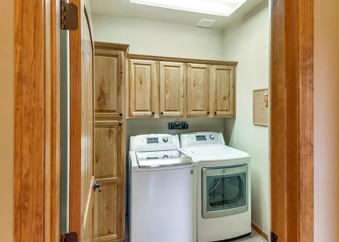 Holiday home 4 Miles To Lake: Retreat W/ 2 Decks!